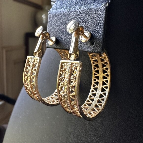 Vintage Earrings Filigree Hoop Women's Gold Tone Fashion Jewelry Huggie Srewback - Picture 3 of 9